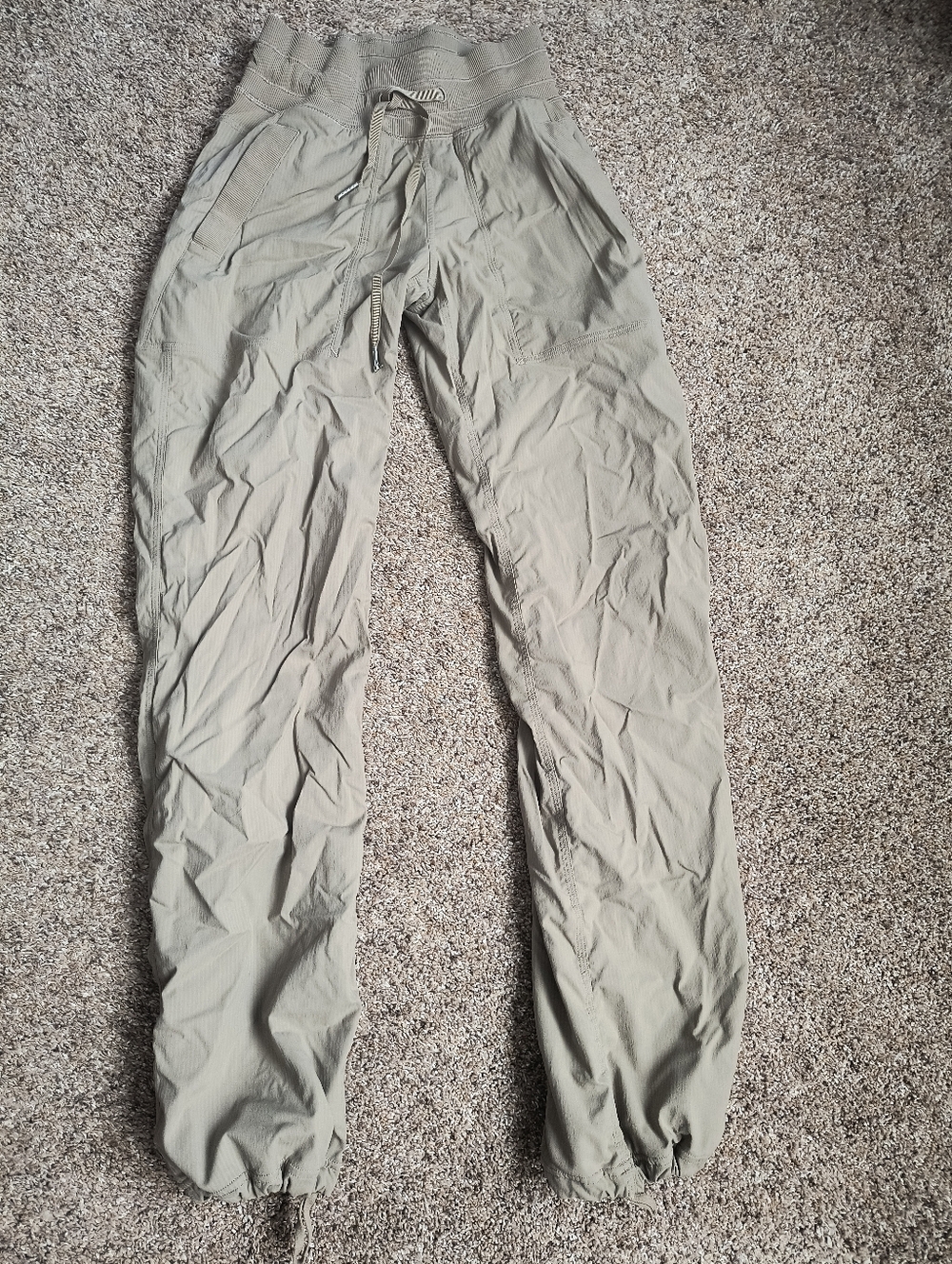 Lululemon Women's Lined Khaki Dance Pants Size 2